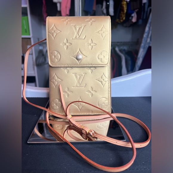 Authentic Louis Vuitton Vernis Crossbody Wallet - Picture 2 of 14